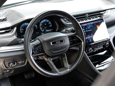 Used 2022 Jeep Grand Cherokee Overland w/ Luxury Tech Group IV RWD image 4