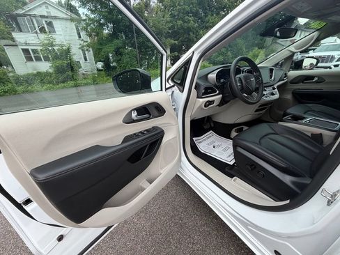 Used 2024 Chrysler Pacifica Touring-L FWD image 8