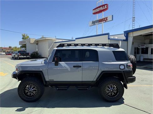 Used 2014 Toyota FJ Cruiser 4WD w/ Convenience Package image 9