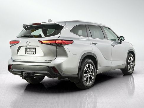 Used 2021 Toyota Highlander XLE AWD/4WD image 5