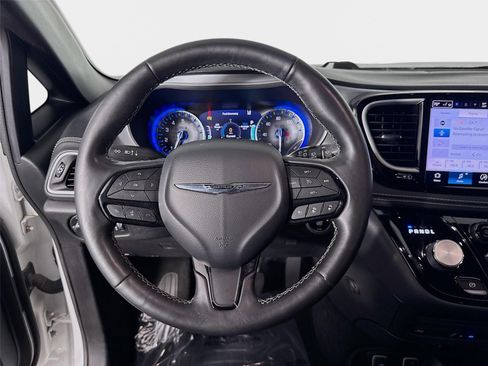 Used 2021 Chrysler Pacifica Touring-L w/ Uconnect Theater Family Group FWD image 13