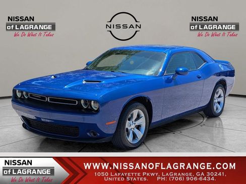 Used 2022 Dodge Challenger SXT RWD image 1