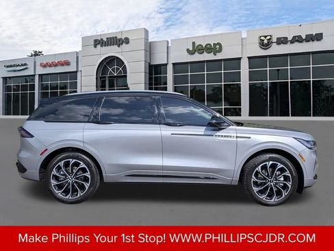 Used 2025 Lincoln Nautilus Reserve AWD/4WD image 2