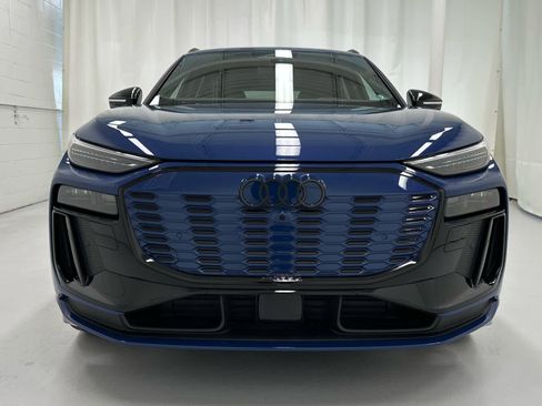 Used 2025 Audi SQ6 e-tron Prestige w/ 21" Black Optic Wheel Package image 3