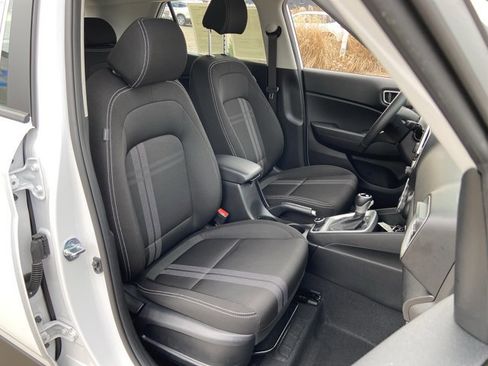 Used 2025 Hyundai Venue SEL image 19