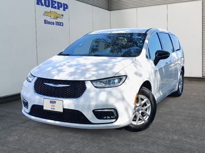 Used 2025 Chrysler Pacifica Select