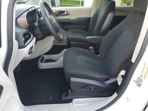 Used 2023 Chrysler Voyager LX FWD image 16