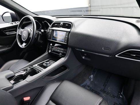 Used 2017 Jaguar F-PACE Premium image 15