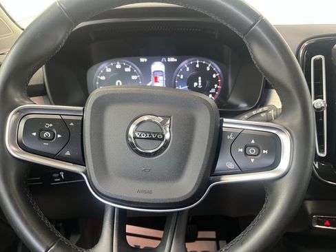 Used 2022 Volvo XC40 T5 Momentum image 19