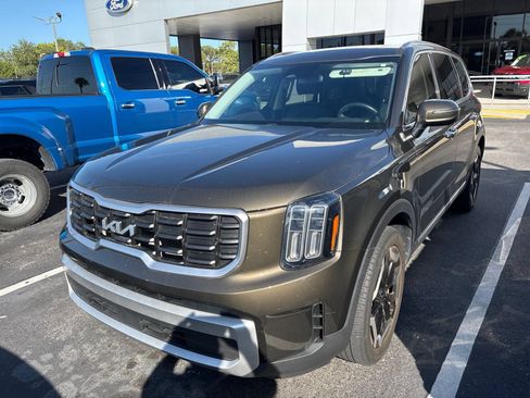 Used 2024 Kia Telluride S w/ S Sunroof Package FWD image 2