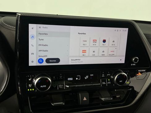 Used 2024 Toyota Highlander Platinum image 14