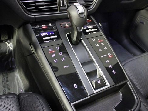 Certified 2026 Porsche Macan image 28