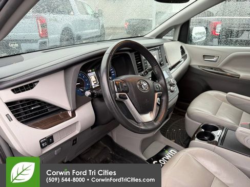 Used 2018 Toyota Sienna L image 5