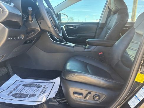 Used 2021 Toyota RAV4 XLE Premium image 17