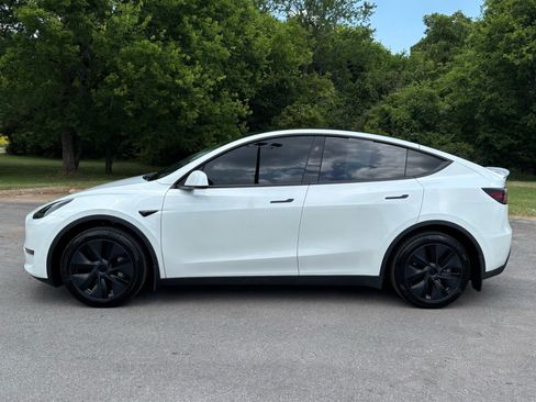Used 2024 Tesla Model Y Long Range RWD image 7