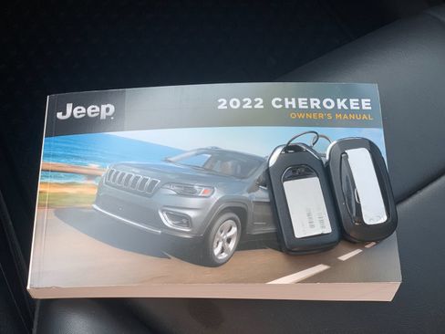 Used 2022 Jeep Cherokee Latitude w/ Trailer Tow Group AWD/4WD image 10