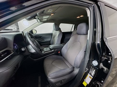Used 2024 Toyota Highlander LE AWD/4WD image 17