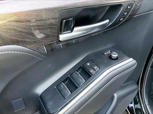 Used 2025 Toyota Highlander Platinum image 30