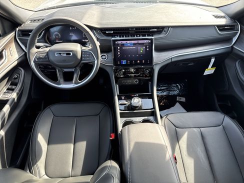 New 2025 Jeep Grand Cherokee Limited image 13