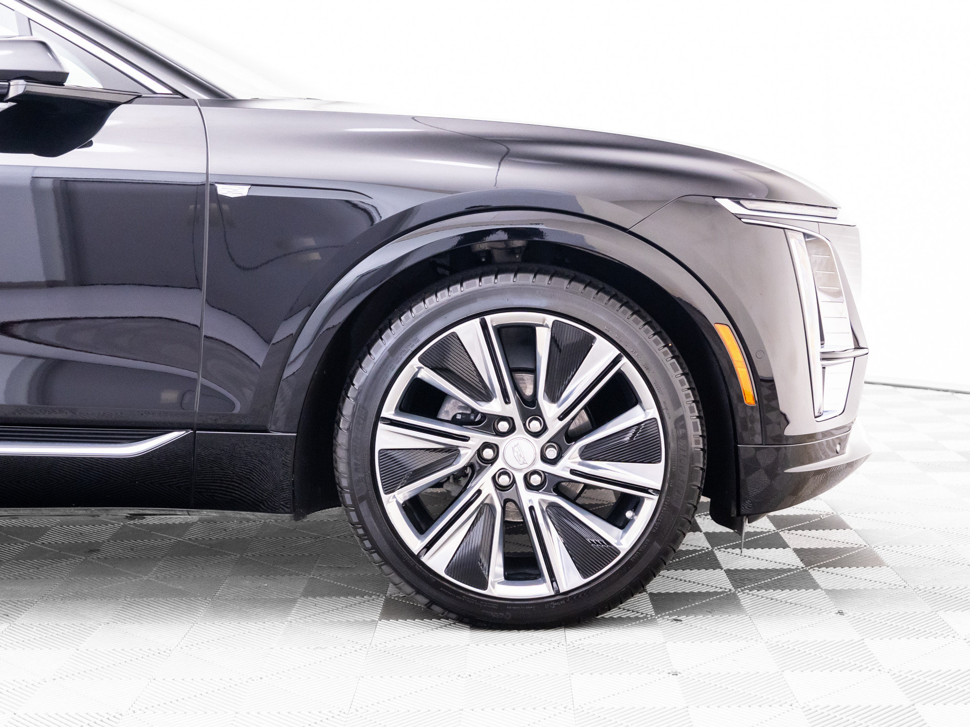 Used 2025 Cadillac Lyriq Luxury w/ LPO, Floor Liner Package AWD/4WD image 32