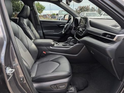 Used 2025 Toyota Highlander XSE AWD/4WD image 35