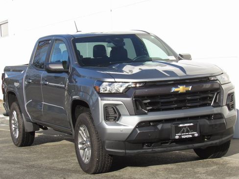 Used 2024 Chevrolet Colorado LT image 2