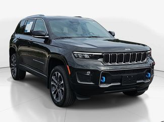 Used 2023 Jeep Grand Cherokee Overland w/ Luxury Tech Group IV AWD/4WD video 3