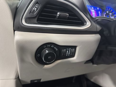 Used 2024 Chrysler Pacifica Touring-L image 21