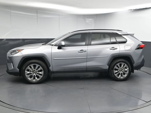 Used 2021 Toyota RAV4 XLE Premium image 5