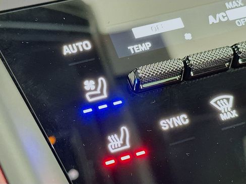 Certified 2025 Porsche Macan Electric image 23