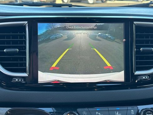 Used 2024 Chrysler Pacifica Touring-L image 28