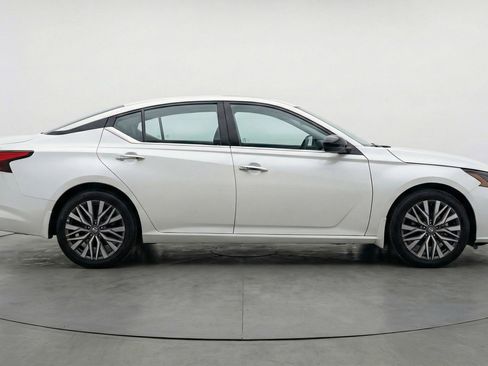 Used 2025 Nissan Altima 2.5 SV FWD image 11