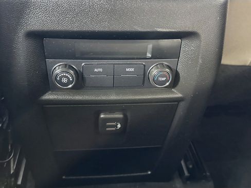 Used 2022 Chevrolet Traverse LS FWD image 25