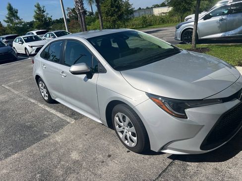 Used 2022 Toyota Corolla LE FWD image 2