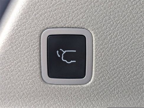 Used 2024 Chrysler Pacifica Touring-L image 12