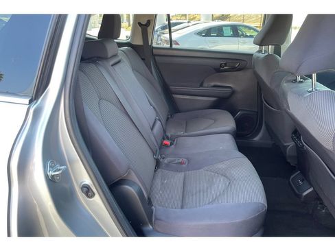 Used 2021 Toyota Highlander LE FWD image 20