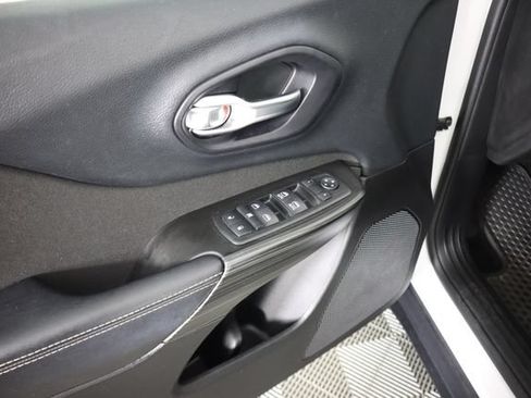 Used 2014 Jeep Cherokee Latitude w/ Cold Weather Group AWD/4WD image 30