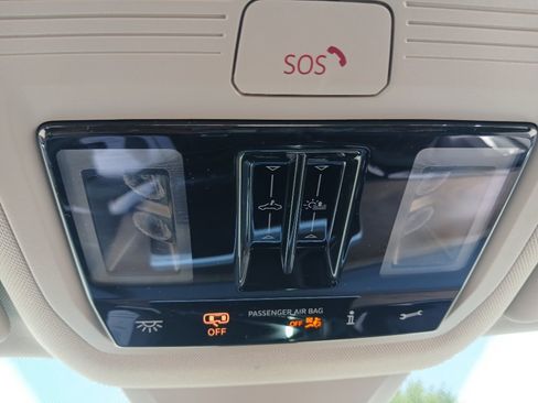 Used 2025 Volkswagen Atlas SE w/ Panoramic Sunroof Package FWD image 17