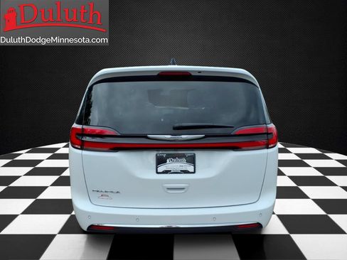 Used 2023 Chrysler Pacifica Touring-L FWD image 4