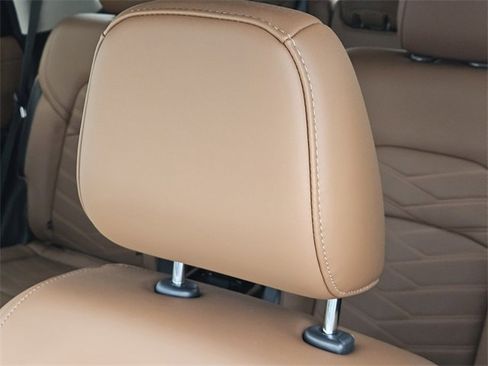 Used 2025 Nissan Pathfinder Platinum image 15