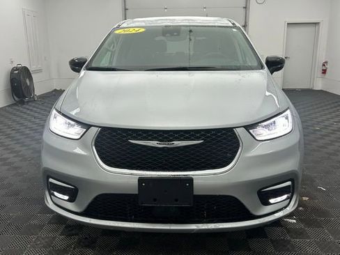 Used 2024 Chrysler Pacifica Touring-L image 18