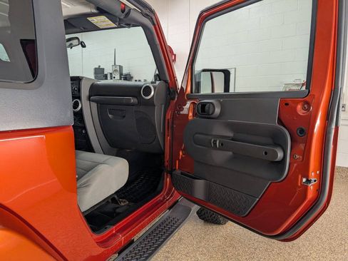 Used 2009 Jeep Wrangler Sahara w/ Dual Top Group AWD/4WD image 13
