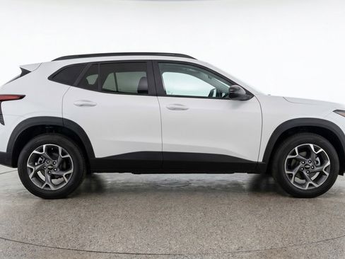 Used 2025 Chevrolet Trax LT FWD image 11