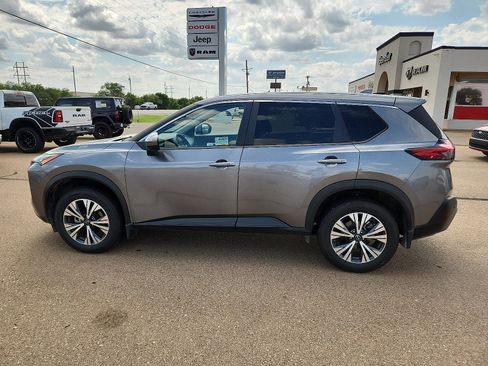 Used 2023 Nissan Rogue SV image 2