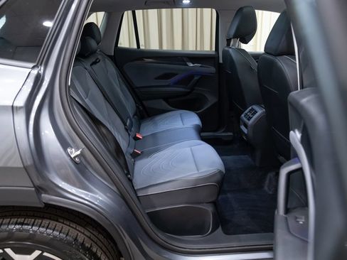 Used 2025 Volkswagen Tiguan SE w/ Panoramic Sunroof Package AWD/4WD image 16