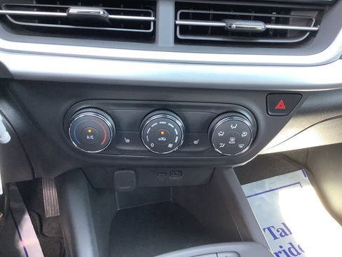 Used 2024 Chevrolet Trax RS w/ Sunroof Package image 19