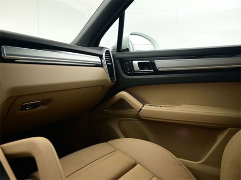 Used 2023 Porsche Cayenne S Platinum w/ Assistance Package image 29