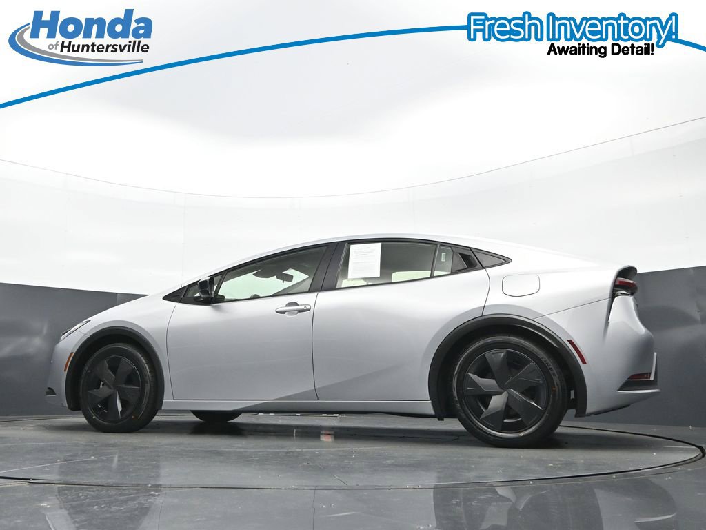 Used 2025 Toyota Prius LE FWD image 30