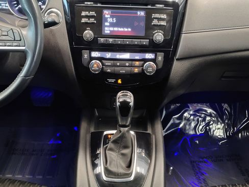 Used 2017 Nissan Rogue SV FWD image 23