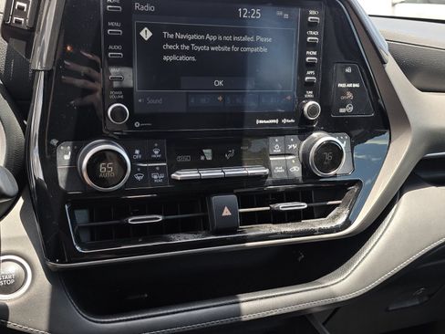 Used 2021 Toyota Highlander XLE FWD image 12